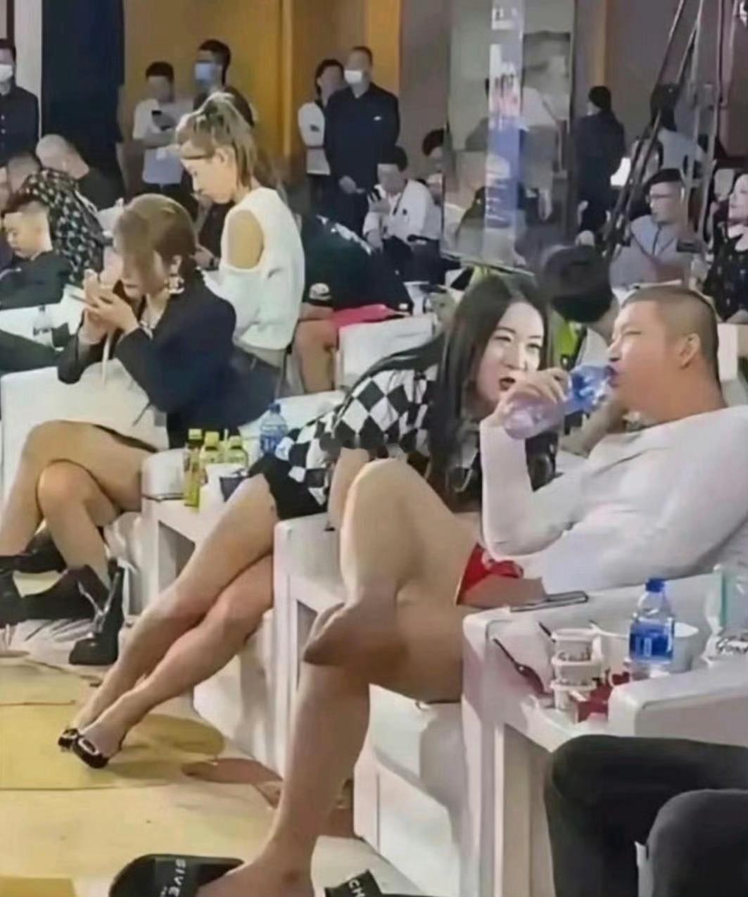 大网红聚会，这坐姿也太随性了吧