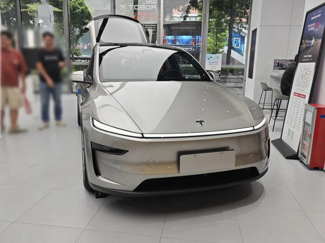 特斯拉ModelY长续航版看车体验：空间与质感的平衡艺术走进特斯拉展厅，Mo