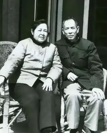 1977年，65岁的丁盛任南京军区司令员时被停职审查，后被被勒令丁盛退出现役，又
