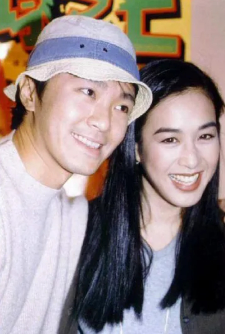 钟丽缇从来都是大大方方，她主动追求周星驰：“如果你想要家国护照，就跟我结婚吧。”