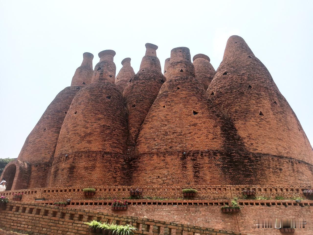 云南弥勒市东风韵景区里的这些建筑很有特色，红砖及顶，在绿荫丛中别有情致。虽为现代