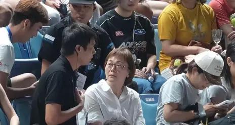 上海网球大师赛“护照女”传人来了，10月10日晚中心场突然炸了锅。白