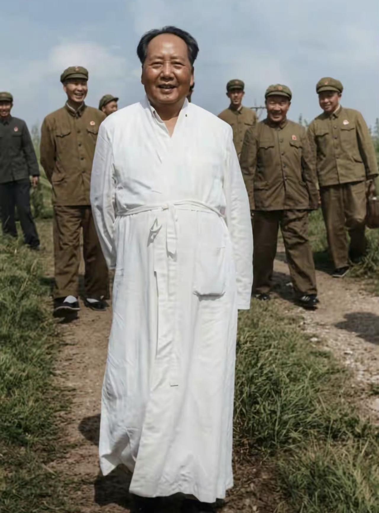 这是66年，伟人在长江游泳时的留念，那时候伟人都70多岁了，居然游了一个多小时，