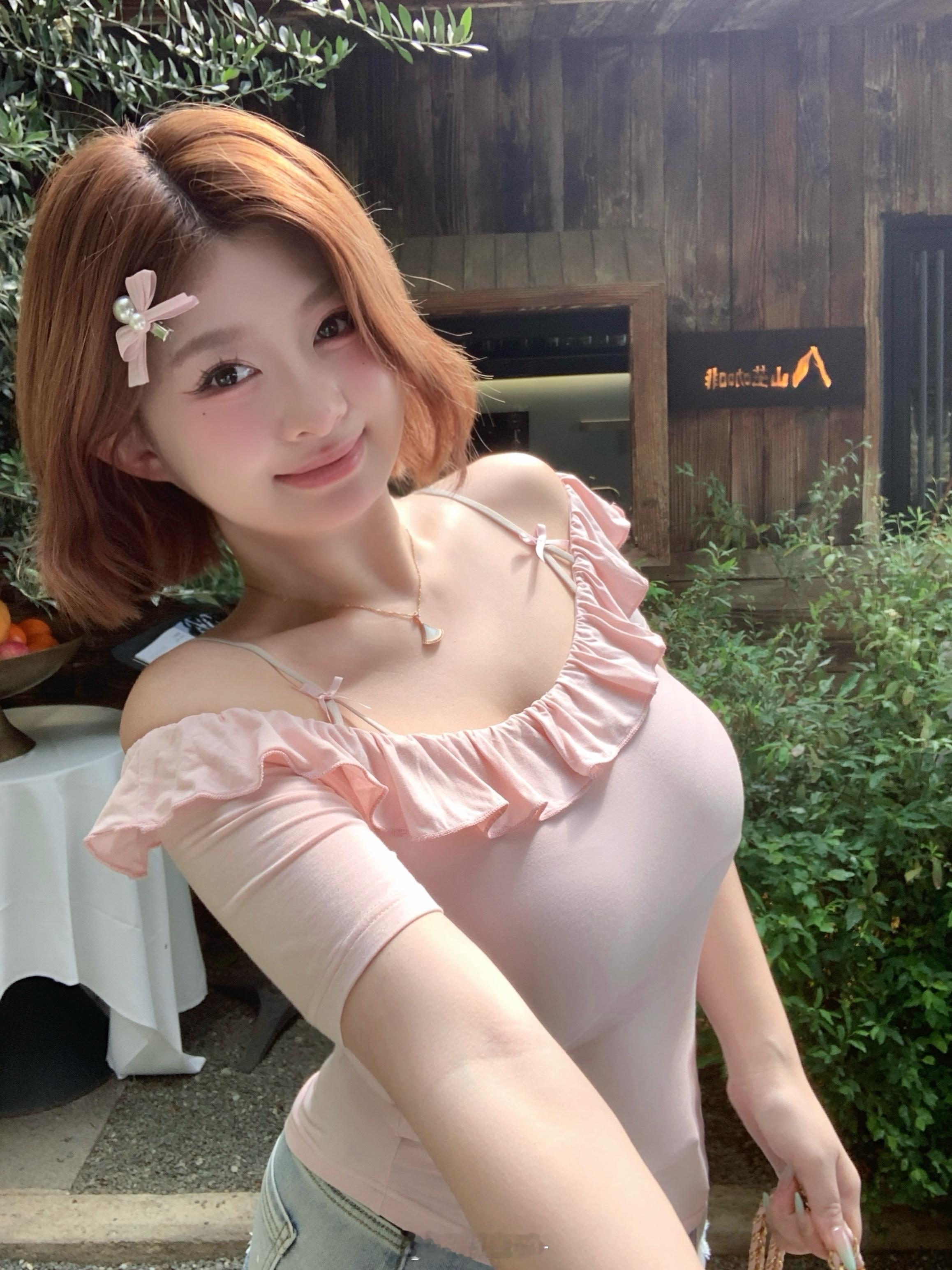 重塑肩颈线“樱花冻T”🌸粉色控的DNA瞬间被唤醒🎀这件吊带上衣是我的心头爱