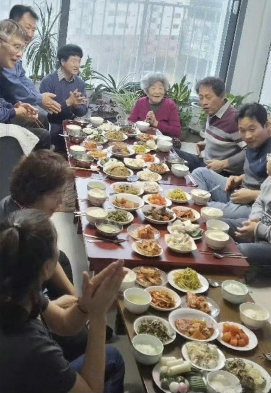 图一：韩国人的家宴图二：中国人的家宴​​​