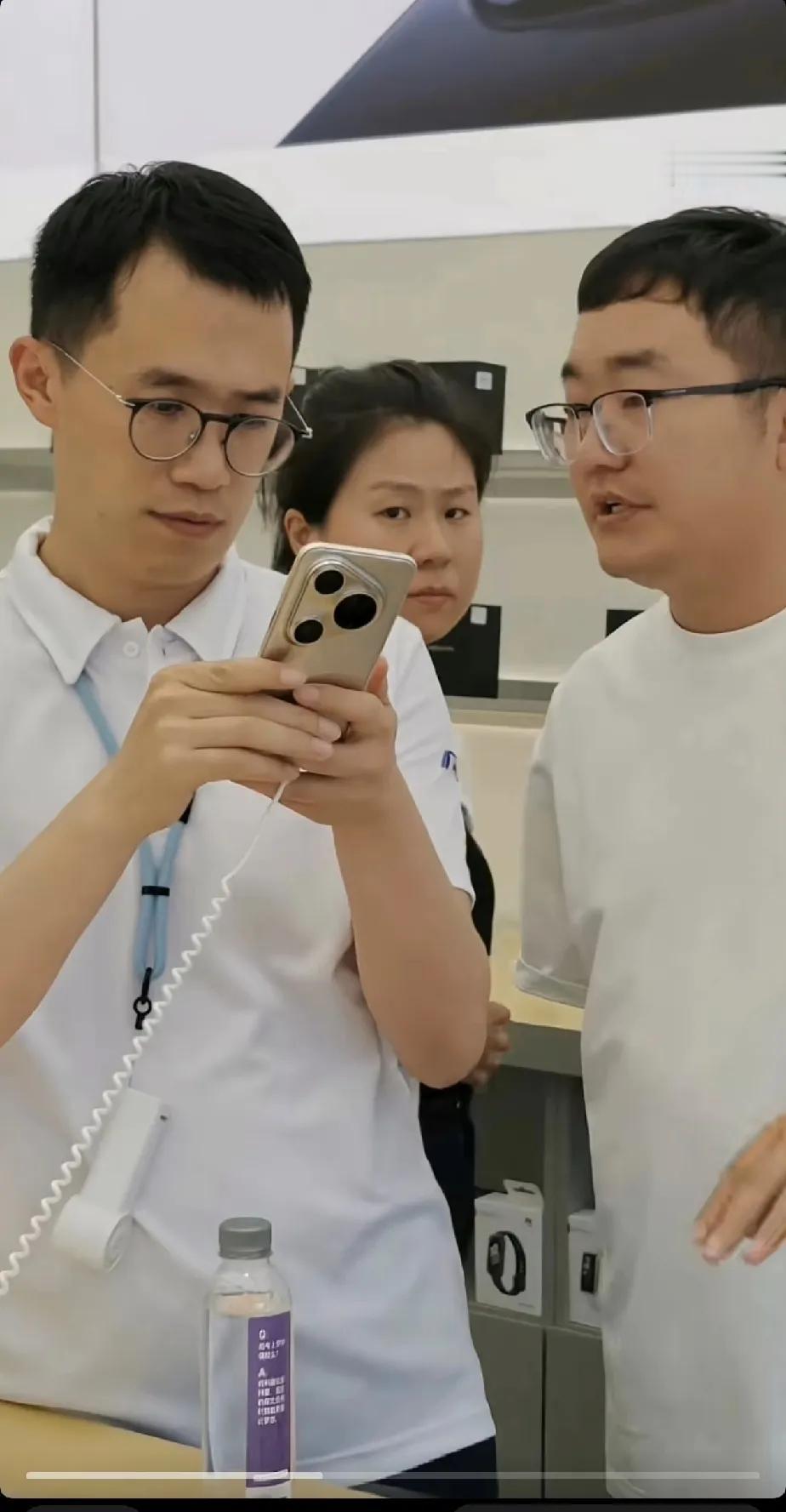 小米高管王腾惊现华为店。假如王腾入职华为，会是什么职位？华为Pura80上