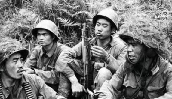 1940年，刘洪才外出侦察敌情，返程途中，遇到了五个形迹可疑的民兵，他看了对方一
