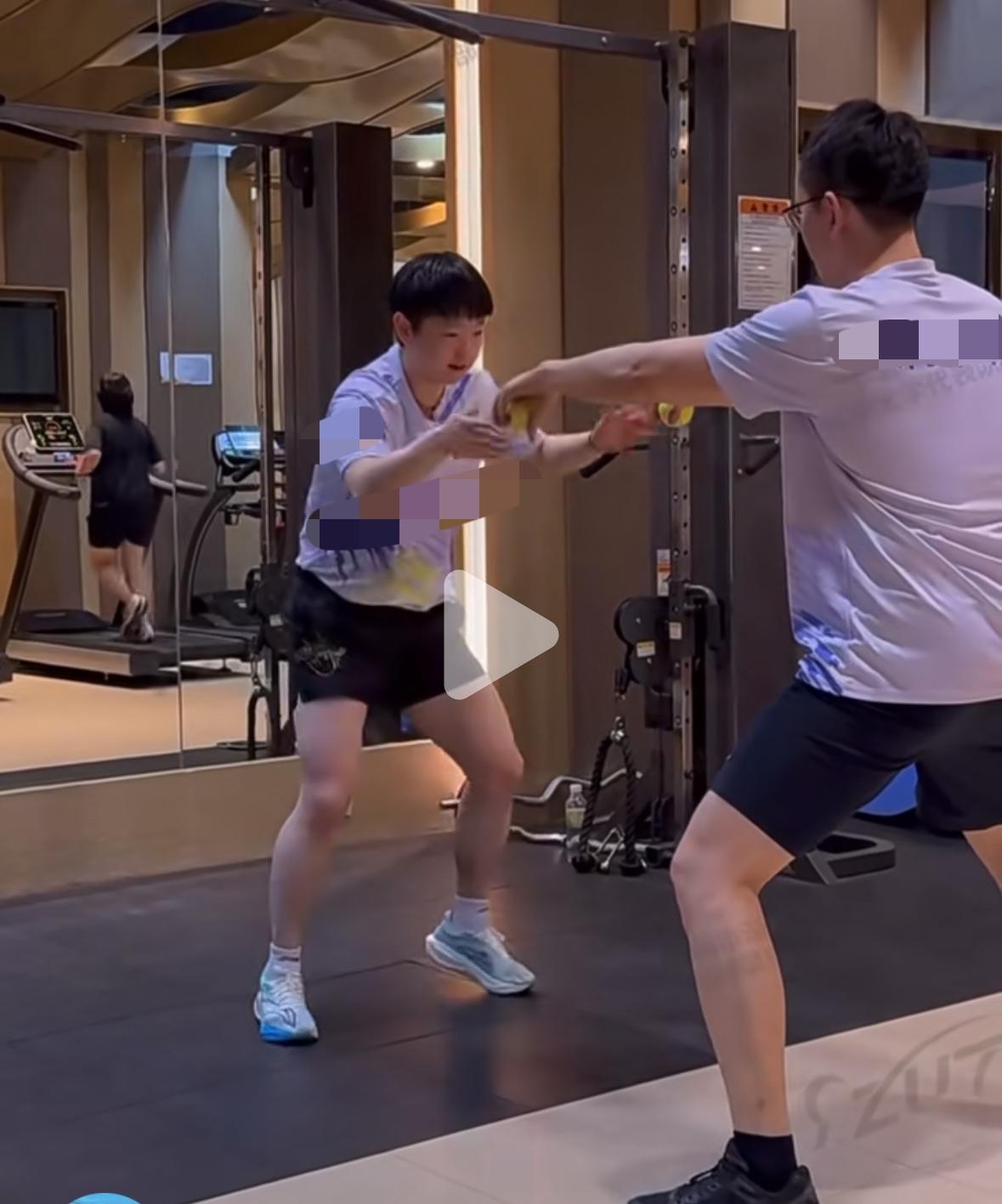 3月22日孙颖莎正在进行快速反应训练！澳门世界杯倒计时还有8天之际，国乒运动