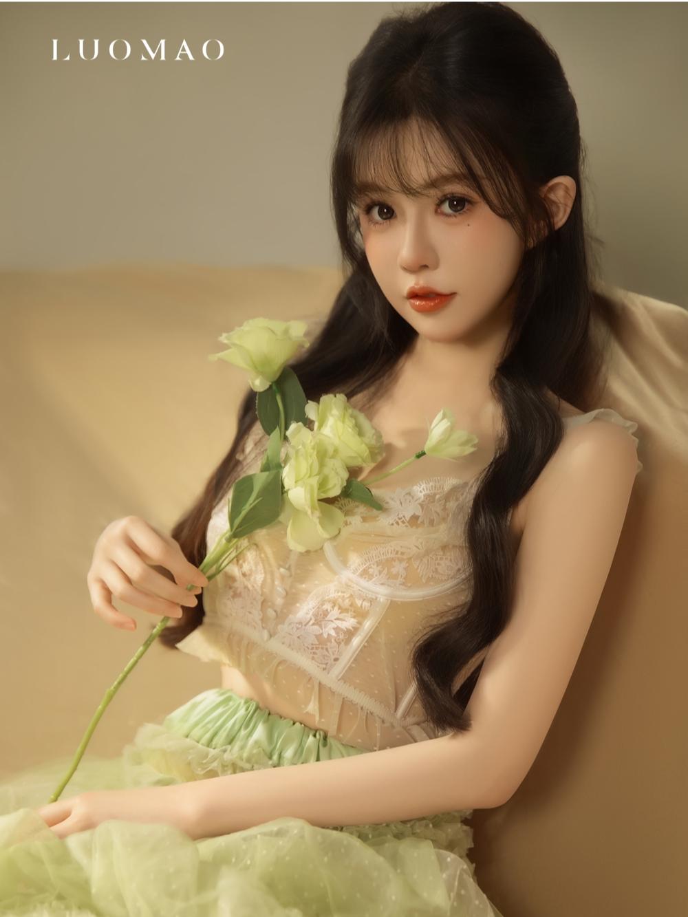 我的生命是潮湿的绿意交错🍃法式清新写真。“在盎然绿意里，我找到了春天...