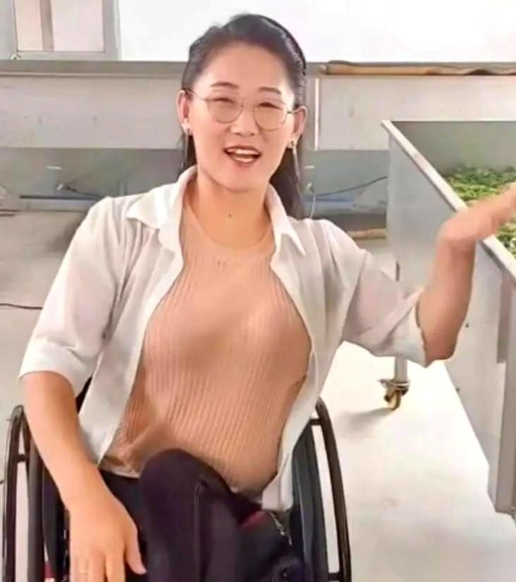 24岁，双腿彻底瘫痪，只能靠两只手套着旧布鞋在地上爬。转身嫁给一个大她22岁的