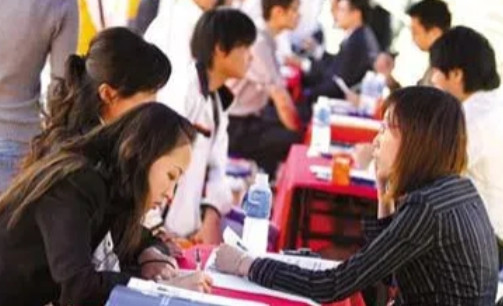 河北沧州某高校招聘专任教师，刘先生的儿子第2名，他多次举报第1名不符合条件，目的