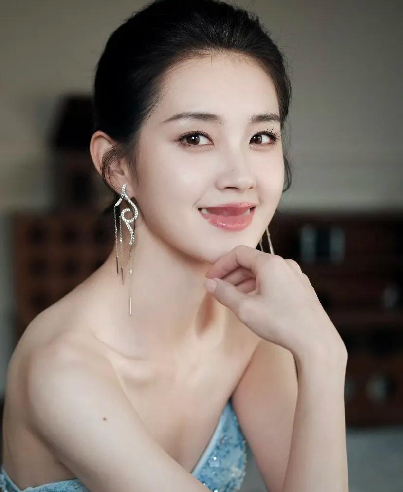 郭宇欣翻车这事，给内娱所有的女明星上了一课，那就是，不管你长得多美，演技有多好，