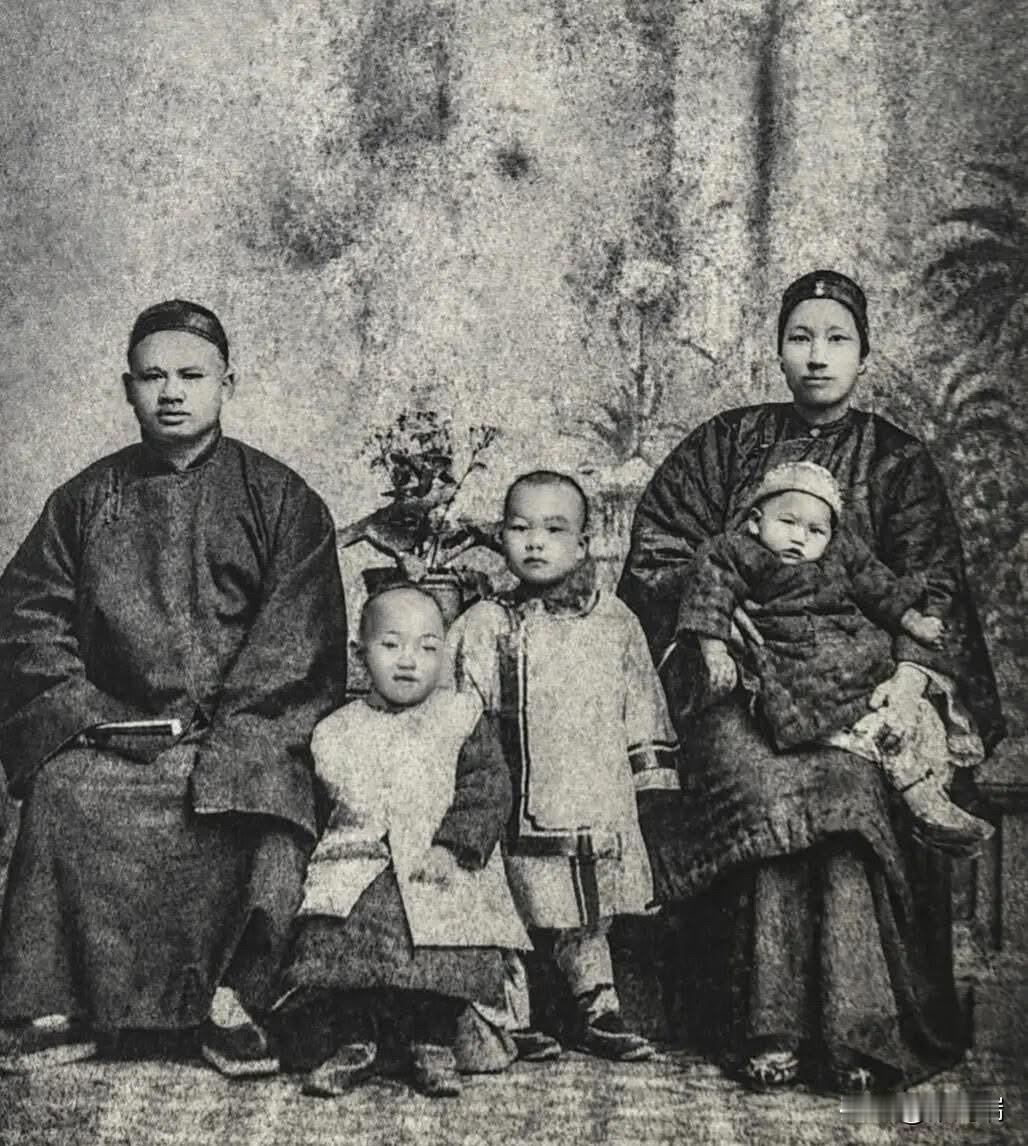 1896年光绪年间，宋家最早的一家全家福合影，照片左起：父亲宋嘉树，大姐宋霭龄，