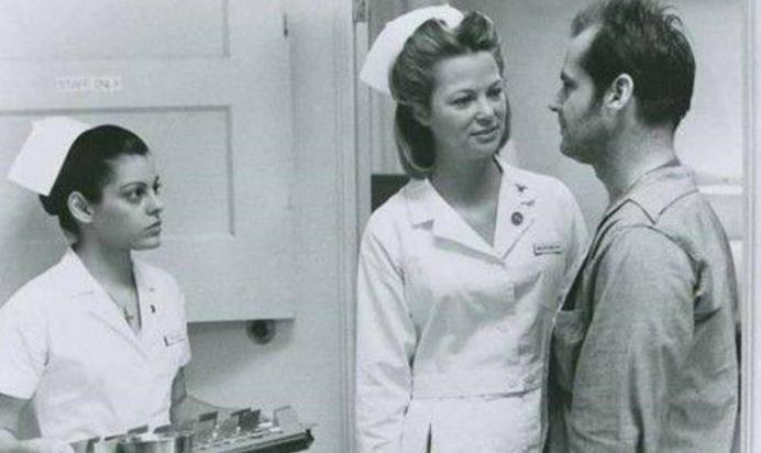 如何在精神病院证明自己没有精神病？1973年，美国一个心理学博士突发奇想，让8个