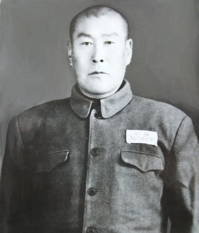 1937年，一女八路从未洗脚，引起了游击队长甄凤山的警惕，他晚上潜入女队员房间，