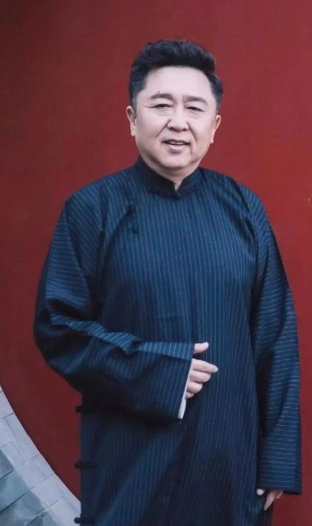 有一次鲁豫在采访于谦，她好奇地问：“你们平常聚会，会不会喊郭德纲一起啊？”于谦摆