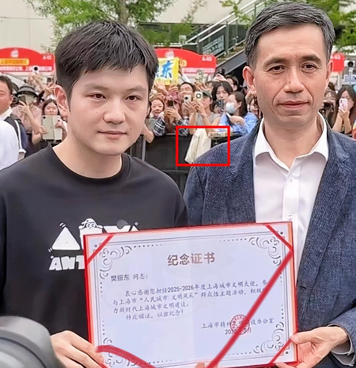 大新闻！大新闻！估计樊振东自己都没有想到，又解锁新身份，不是乒乓球运动员，而是