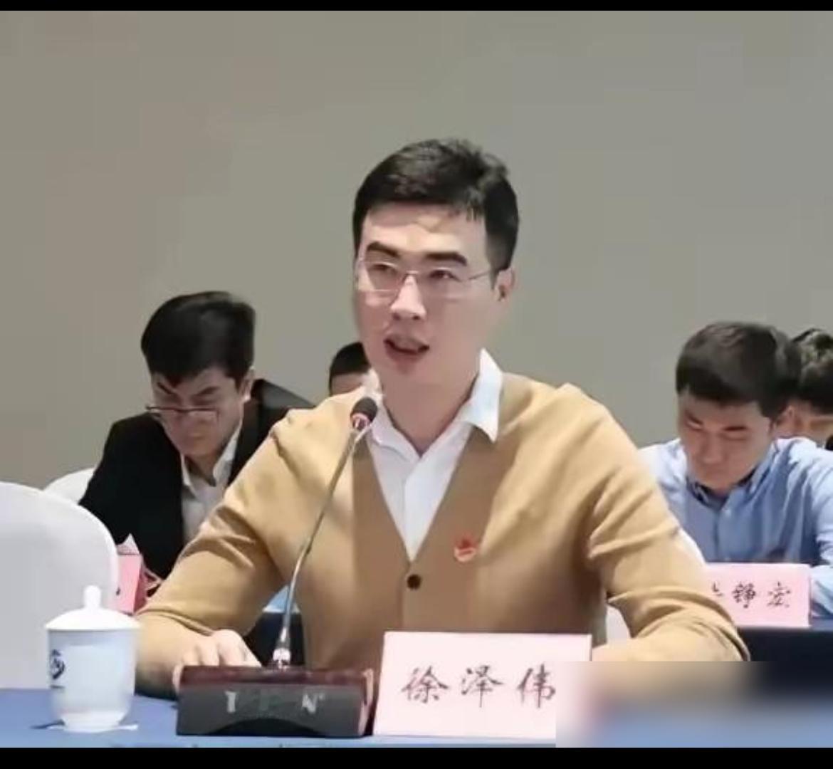徐泽伟，34岁，上海人，上海积半导体IT工程师，核心技术人员。毕业院校不详。