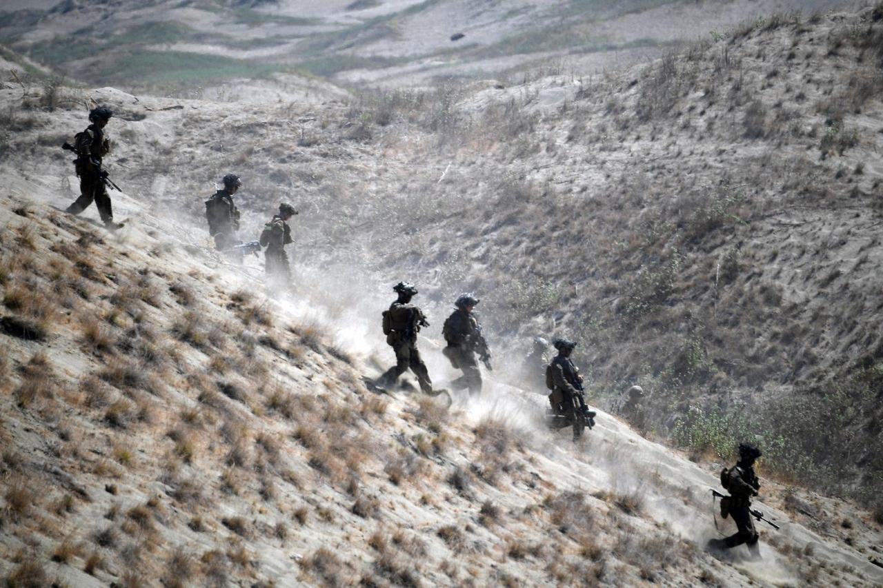 菲律宾媒体消息，菲律宾军方最高将领罗密欧・布劳纳11月4日在年度军演（A