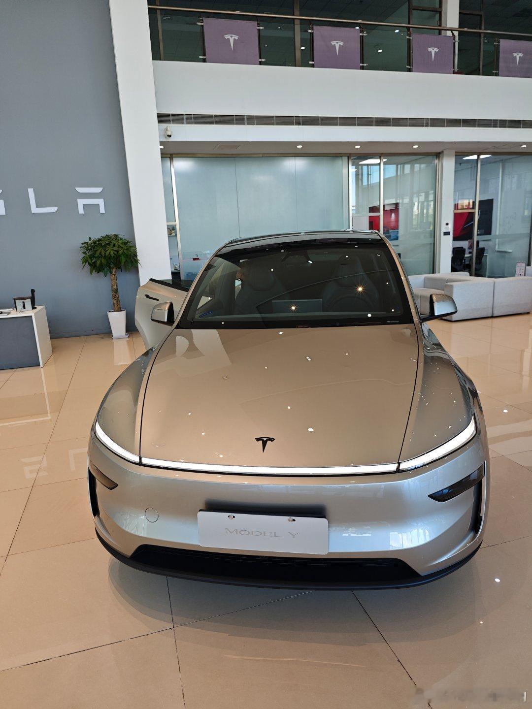 能看出来哪个是特斯拉modely﻿哪个是modely吗？从Y到YL的逻辑比奥