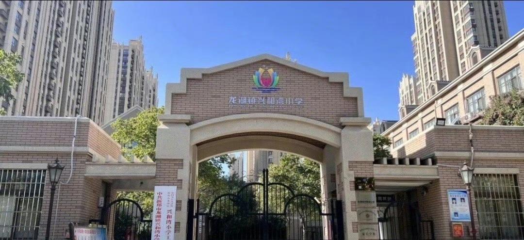 太可怜了！安徽9岁小女孩在写数学卷子时突然晕倒之后抢救无效死亡。老师是事发后1