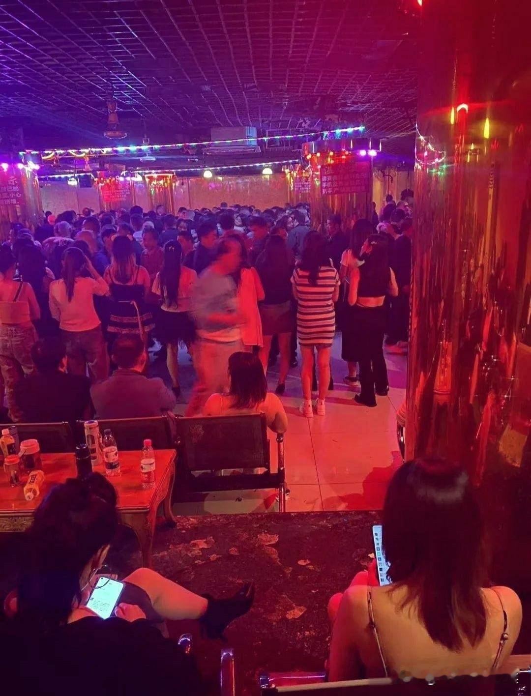 昨晚上一个刚认识不久的女性朋友带我去了KTV。大约有七八十人，三四十岁的中年女