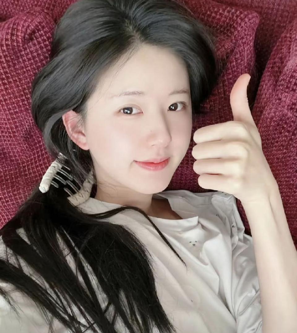 2025年3月，赵露思在公益纪实真人秀《小小的勇气》中全程素颜出镜。节目里，她走