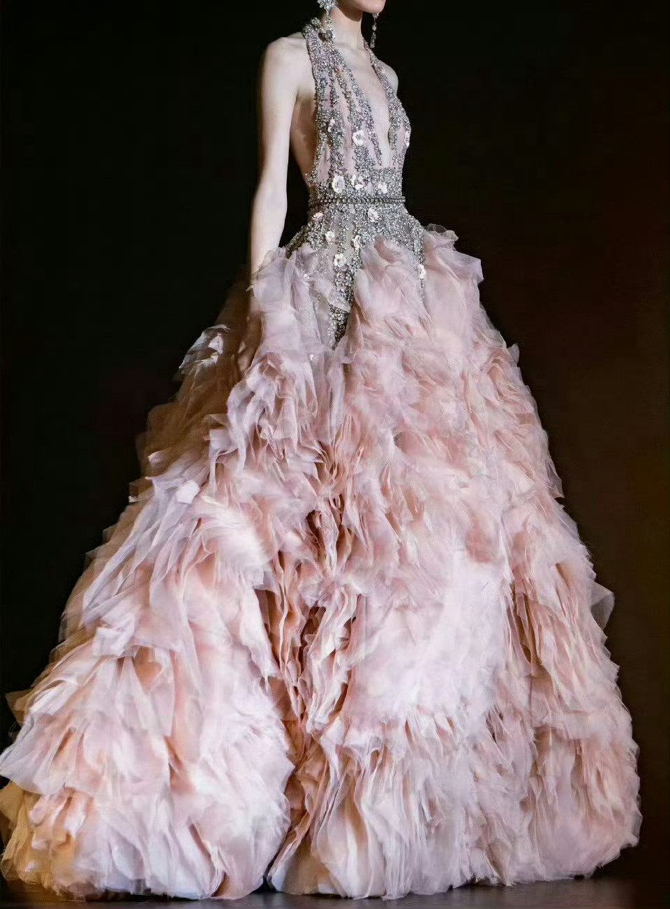 这条裙子让我想起了一位内娱女明星，她的名字是__