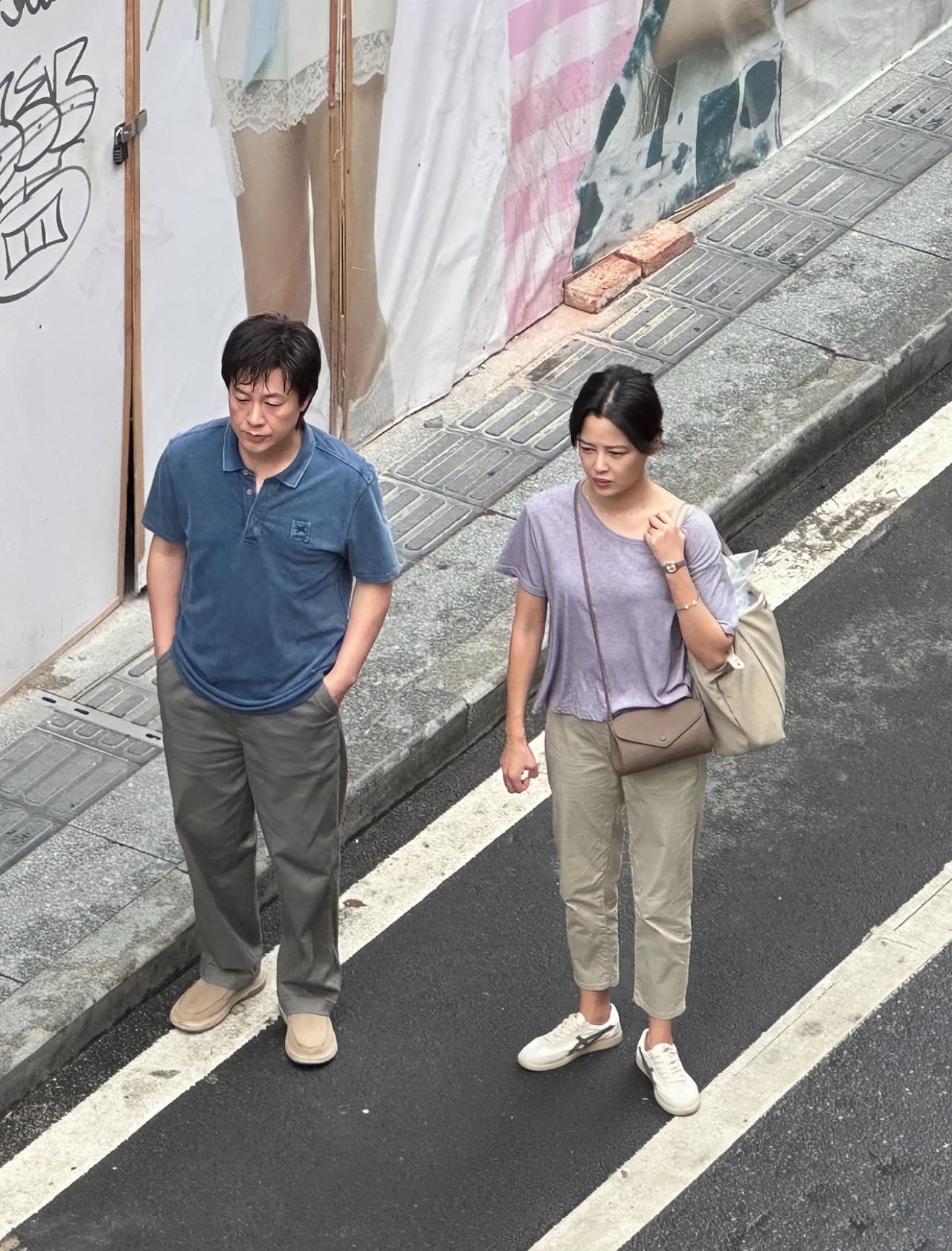 张颂文与辛芷蕾的旧照，两人在片场拍电影《日挂中天》时的画面。2024年8月1