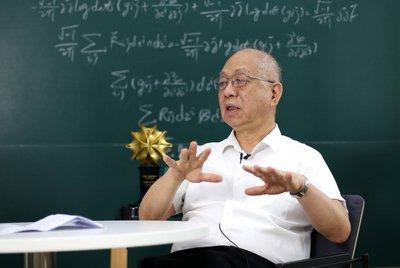 美籍数学家丘成桐在清华任教，被问到：“您现在的薪水有多少？”丘成桐回答：“我在中