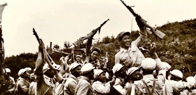 1953年，在朝鲜前线的胜利庆功会上，一个叫向守全的团长听到师部政委介绍在场的领