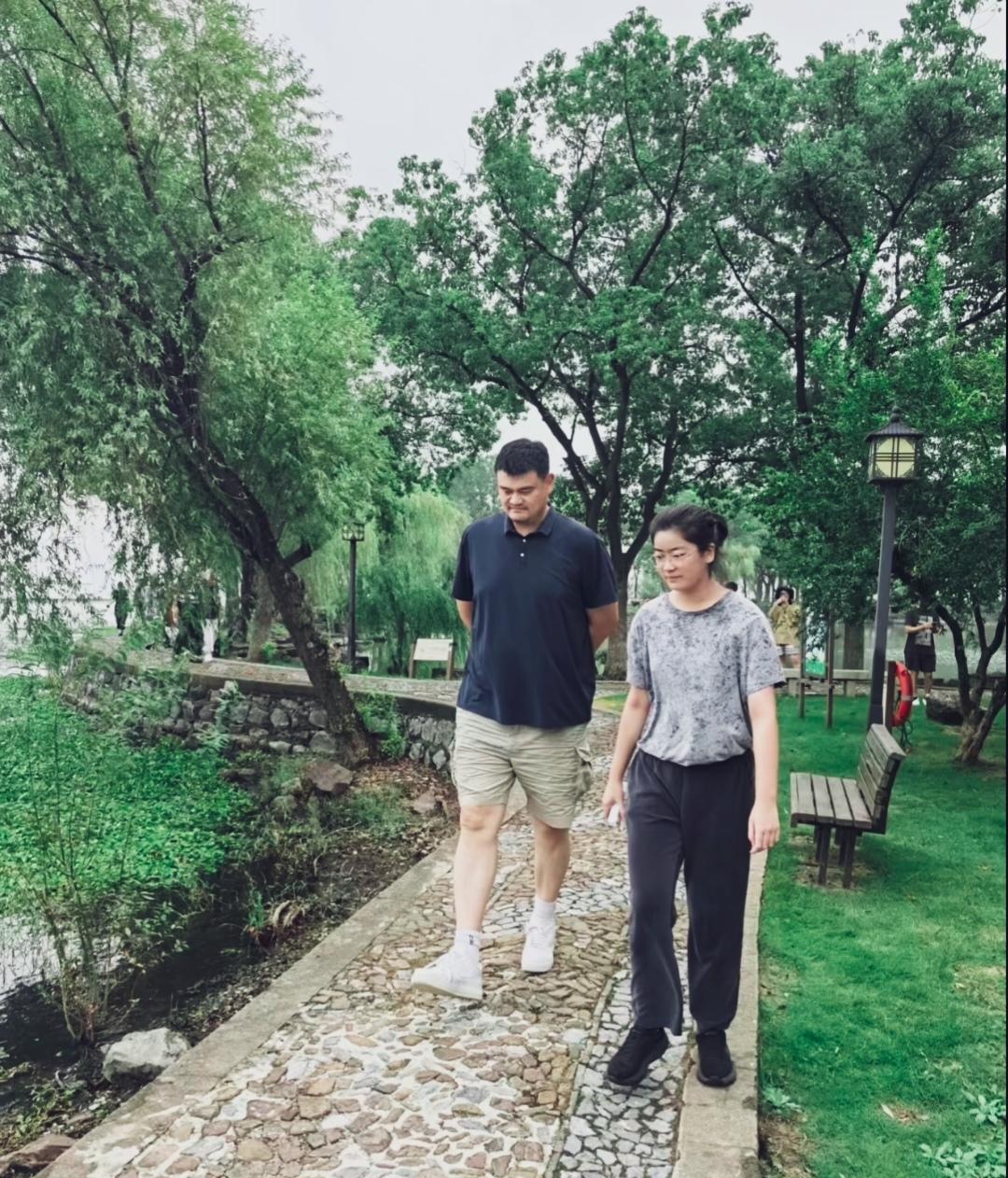 姚明与16岁女儿一起，女儿个头已经超过爸爸的肩膀，目测该有2米吧！#姚明##姚