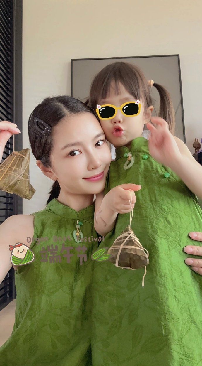 杜淳老婆王灿端午节晒美照！和女儿穿粽衣拿粽子嘟嘴卖萌，4岁小蛋饺好可爱！​​​