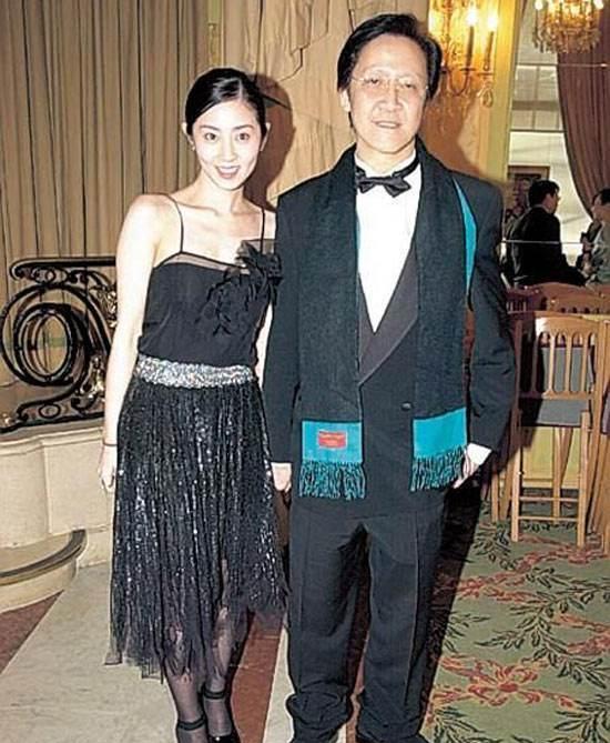 1998年，香港尖沙咀一家粤菜餐厅的包厢里，48岁的永盛电影老板向华胜第一次见到