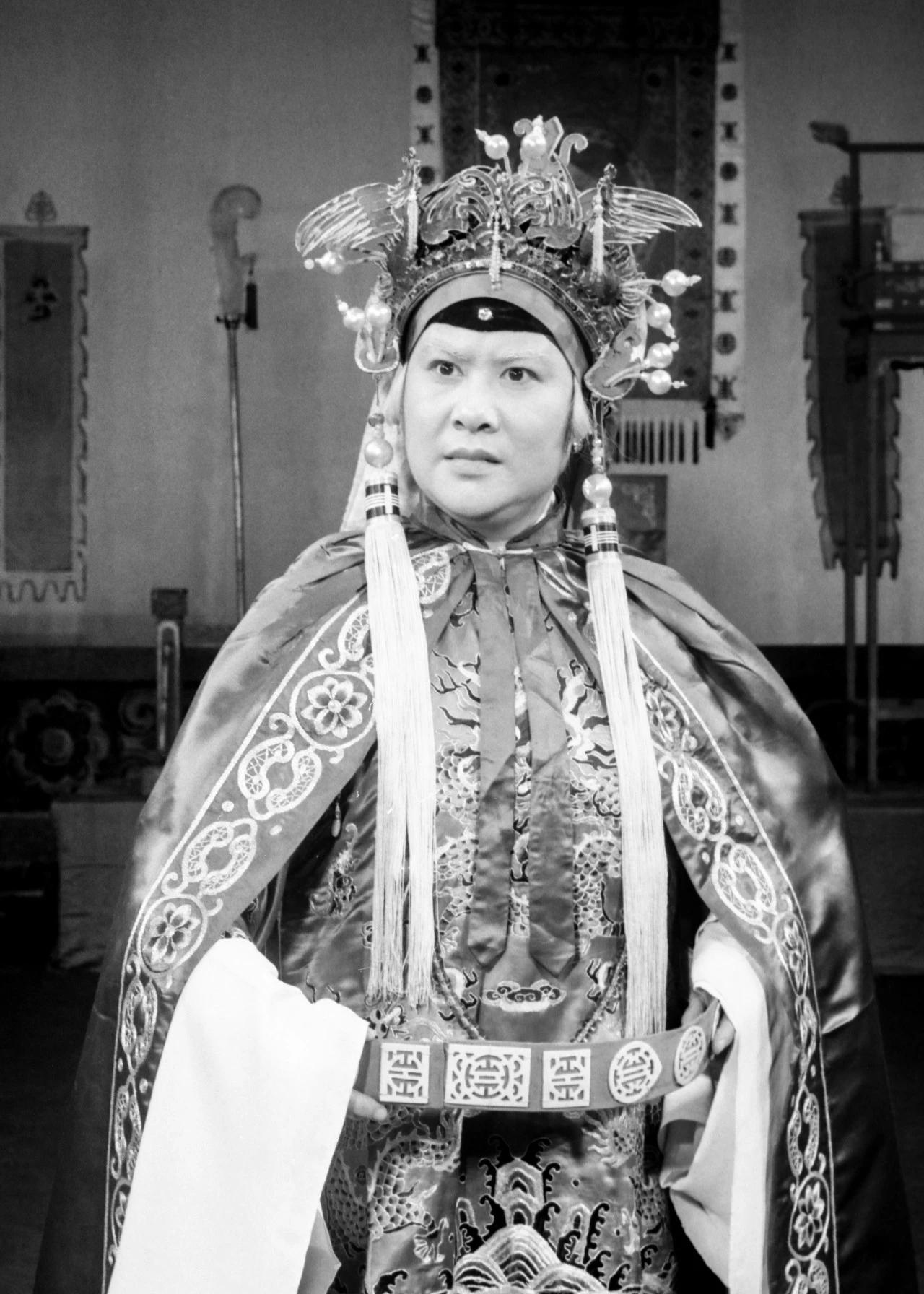 毛主席偏爱的京剧老旦孙花满离世了！在她70余载的职业生涯中，有2件大事，足以