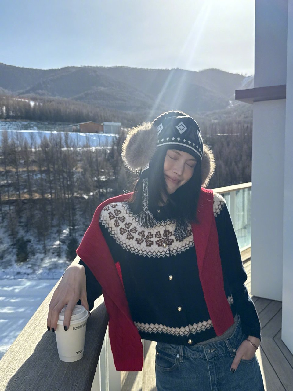 何穗这是把T台搬到了雪地里吗？随便一站就是大片，素颜状态下五官立体得像是精修过一