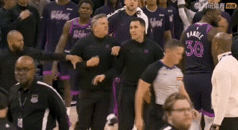 赛场上愤怒的芬奇，赛后开心的芬奇！芬奇用行动在高速雷霆，当年总冠军湖人是被他淘汰