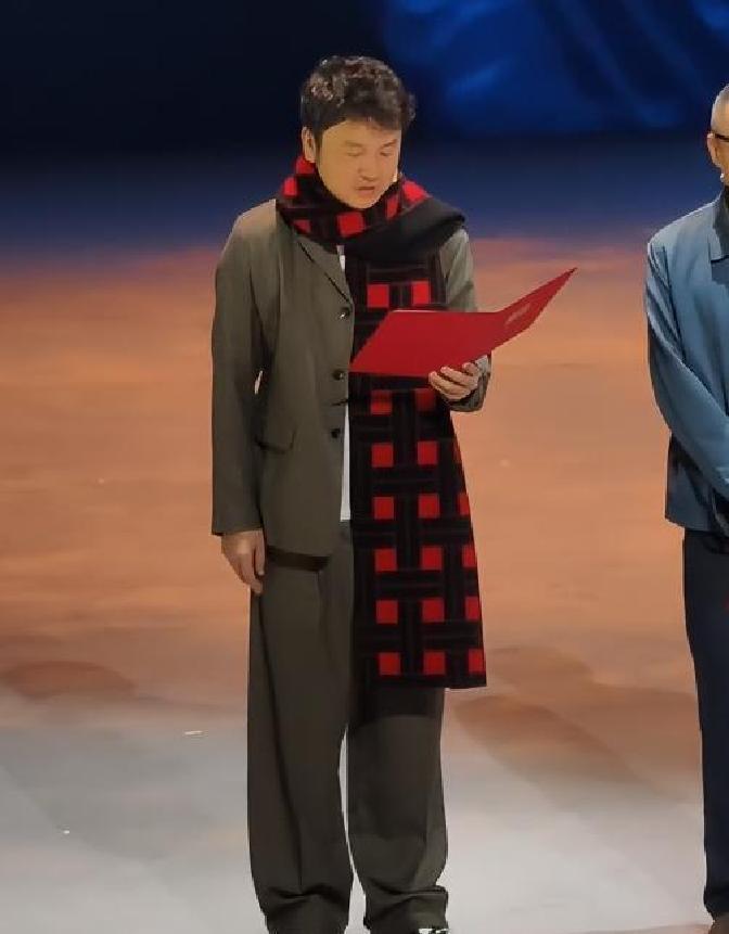 昨天晚上，郑恺在上海戏剧学院80周年庆典后，兴冲冲分享了场老同学的小聚照，本来是