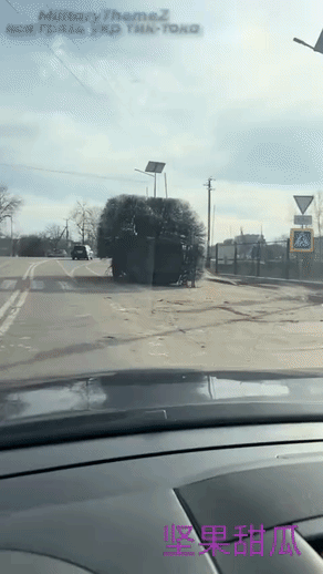 无论都在学习俄军，俄军拍摄，一辆配备“刺猬”型反无人机系统的“科扎克-2M1”装