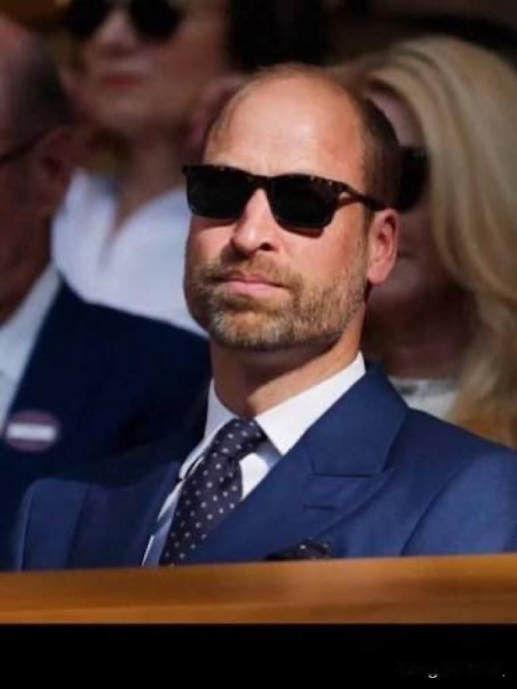 全世界都支持威廉王子。媒体那些荒谬的言论和文章对他根本不起作用。这正是让他们