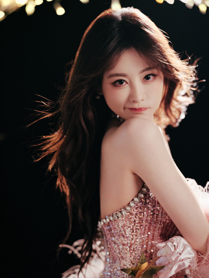 祝绪丹人比花娇祝绪丹这粉色礼服完全是长在我审美点上了！裙摆摇曳生姿，碎光闪闪