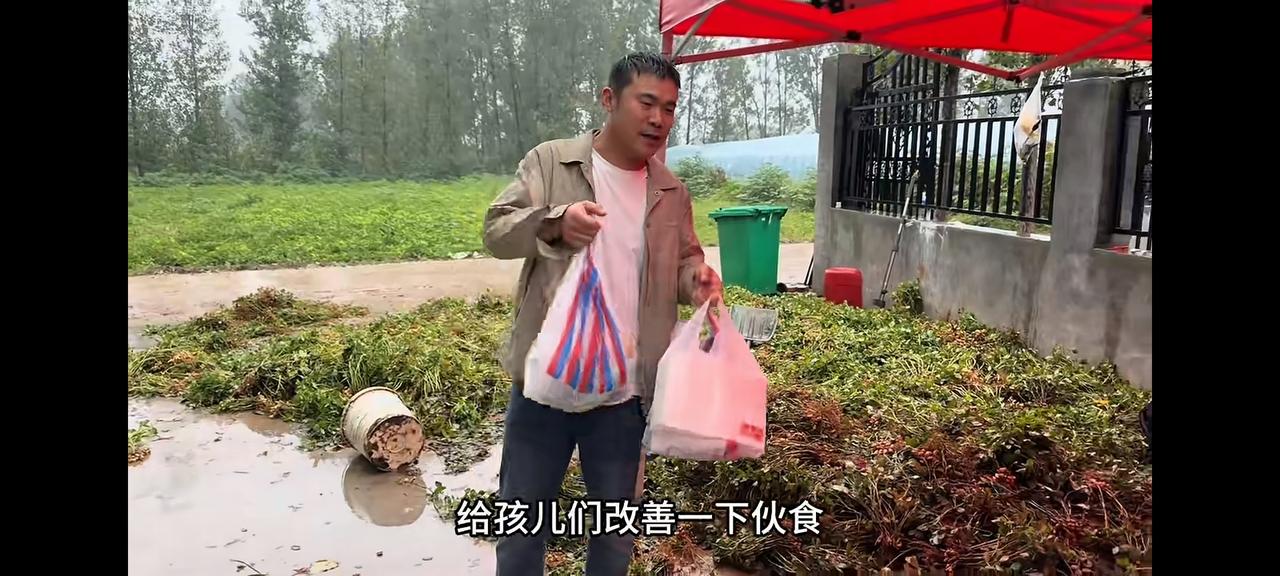 阿杜心向她恶妈李佳回家来摘花生，爷爷和孩子们五个人在摘花生，一家人其乐融融，阿