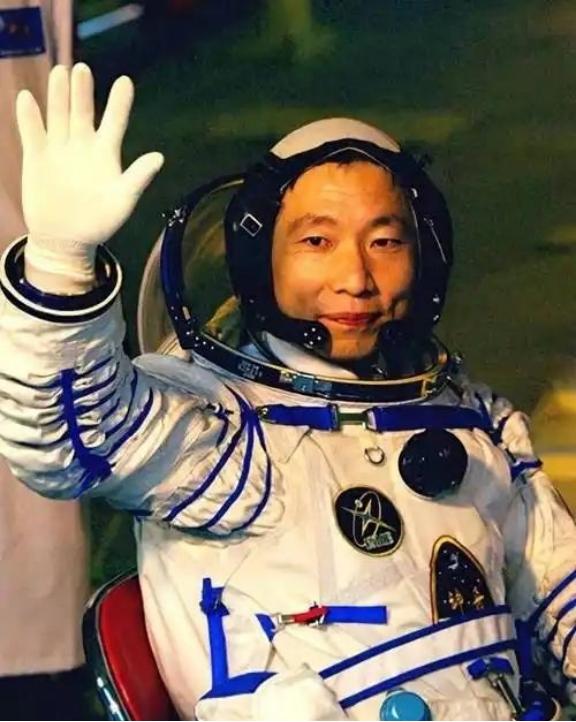 杨利伟为什么后来再也没有登天？其实，他能够活着回到地球就已经是万幸，在他攀登太空