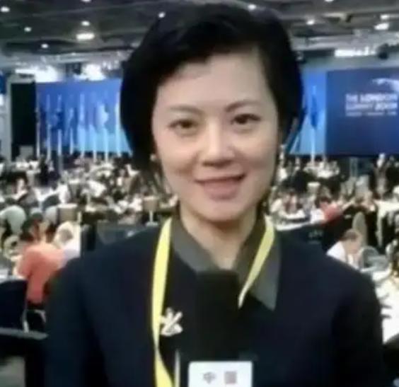 “我愿意放弃中国国籍，自愿加入英国！”这句话，是前央视知名才女主持人姜丰，在