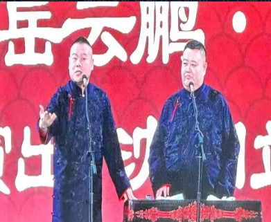 刚看完岳云鹏沈阳演出，太震撼了！4000人的场子满满当当，他一开口，全场就跟着大