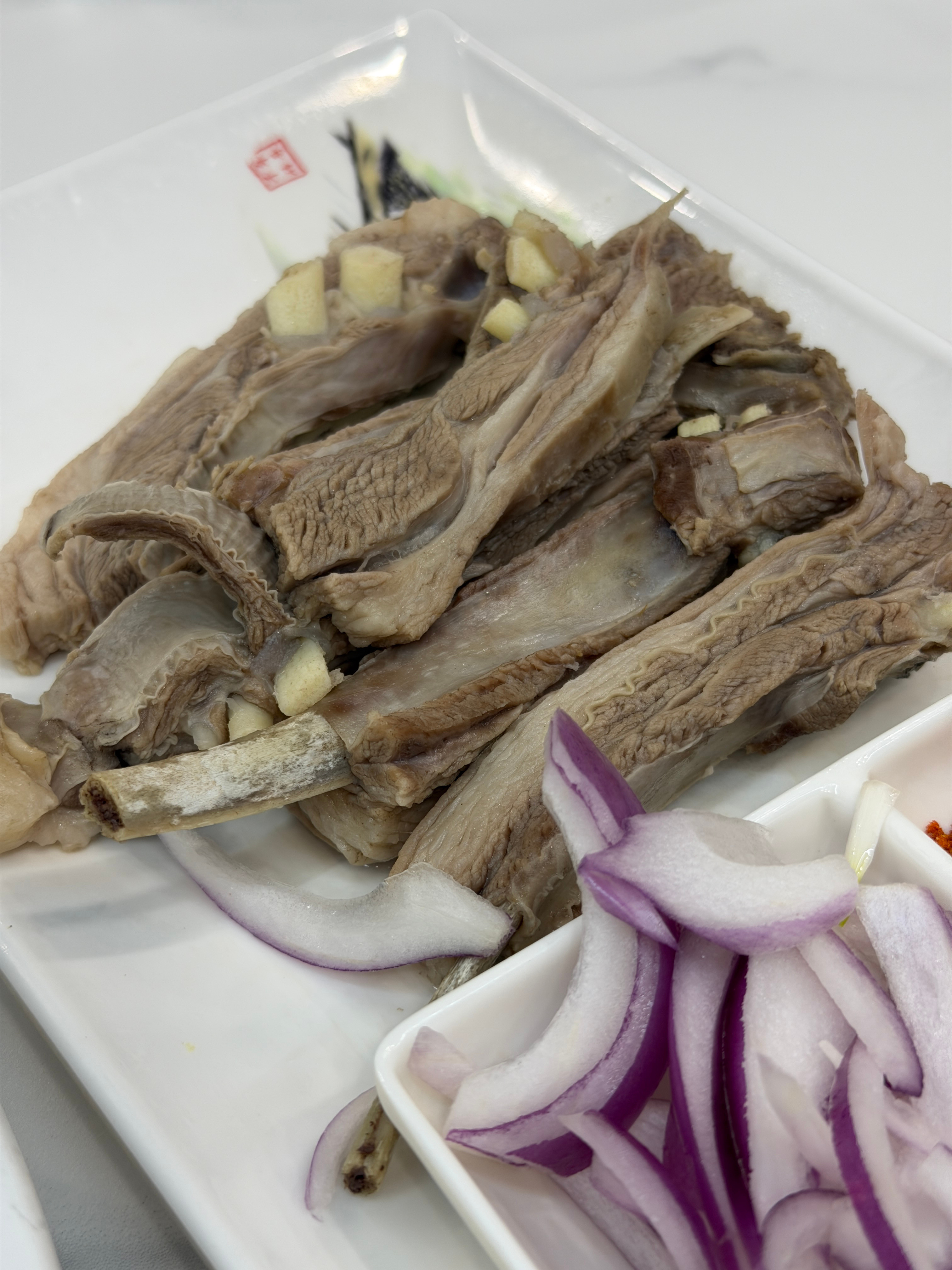 请我们在敦煌吃了个巨香的胡羊焖饼！巨好吃！手把肉也不错，主要是食材好～西北、内蒙