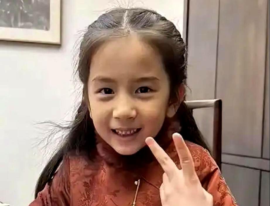 郭咏萱这名字一出来，脑子里立马蹦出郭富城那张脸。你说巧不巧，老大像妈，老二倒成