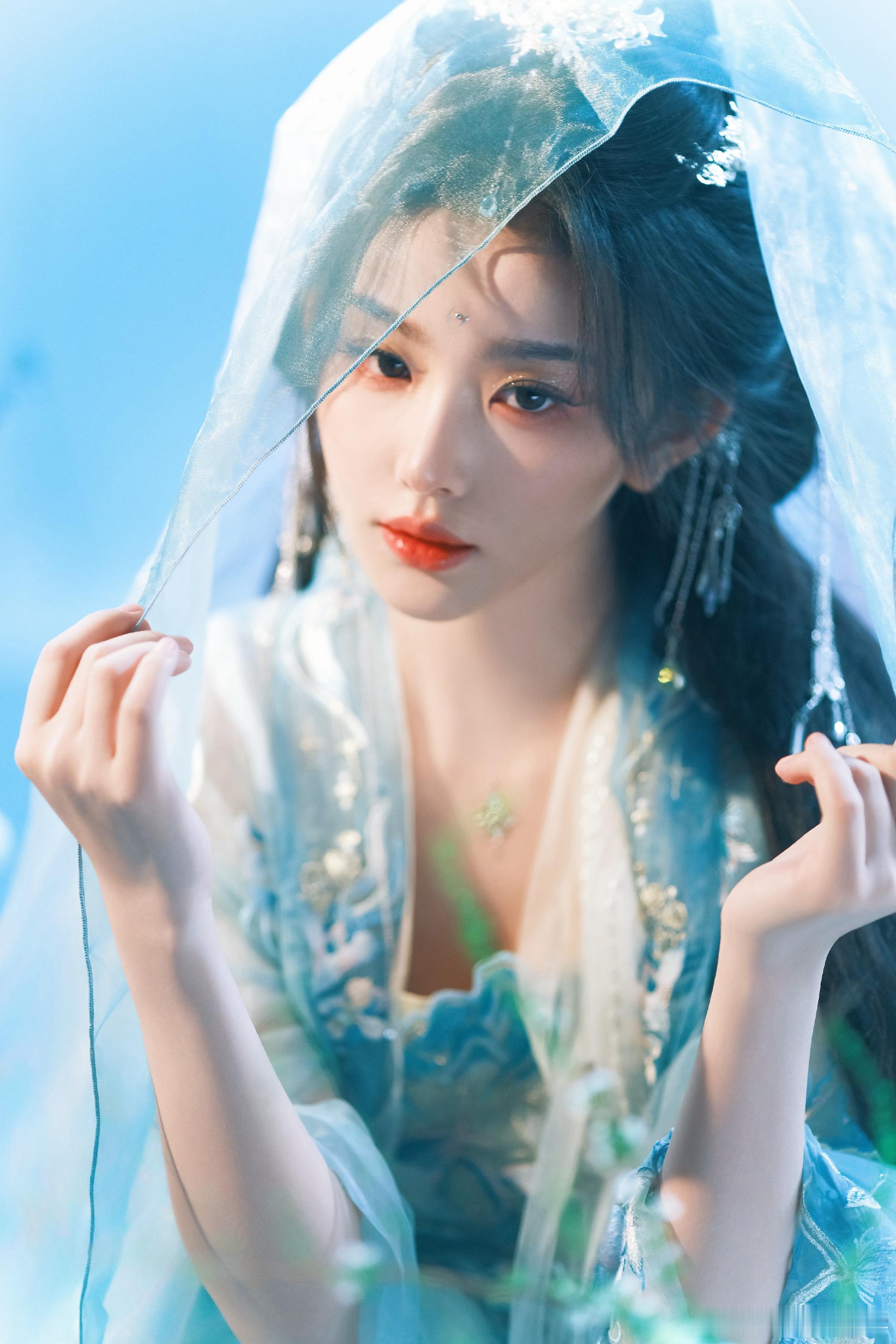 仙侠文都给孔雪儿递本吧被孔雪儿这组造型戳中！慕雪薇揭面纱像玉面观音，琉璃神女气
