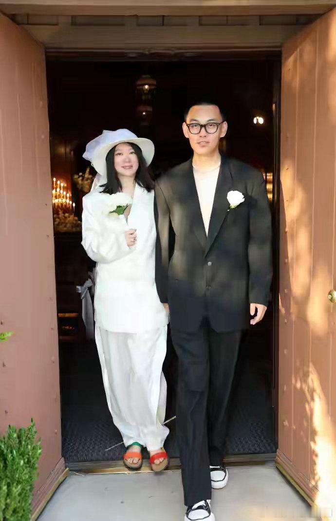 黄璐晒婚纱照宣布再婚44岁演员黄璐在社交平台晒出教堂婚纱照，正式官宣与圈外男友J