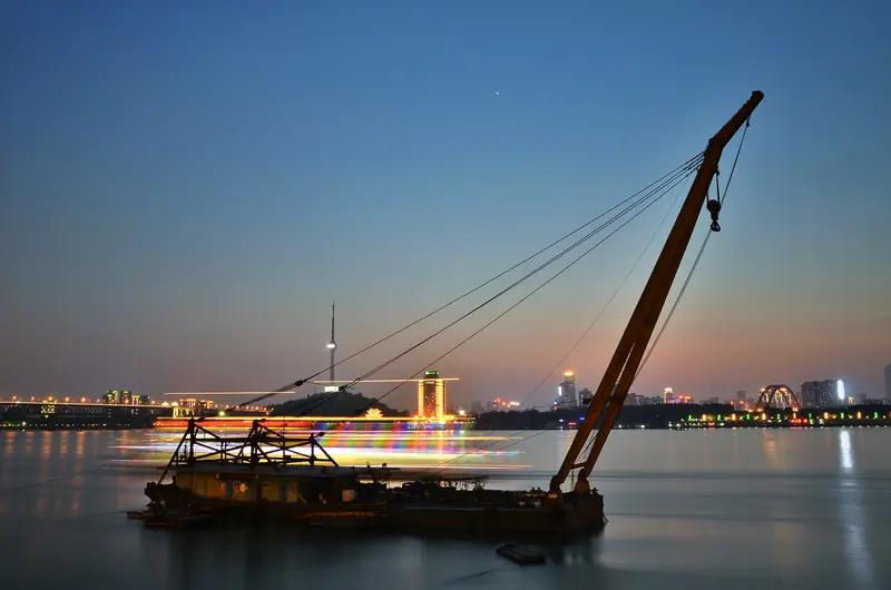 武汉这次龙门吊倒塌事故太让人痛心了，1死1伤的结果让人无比惋惜。安全事故总是在不